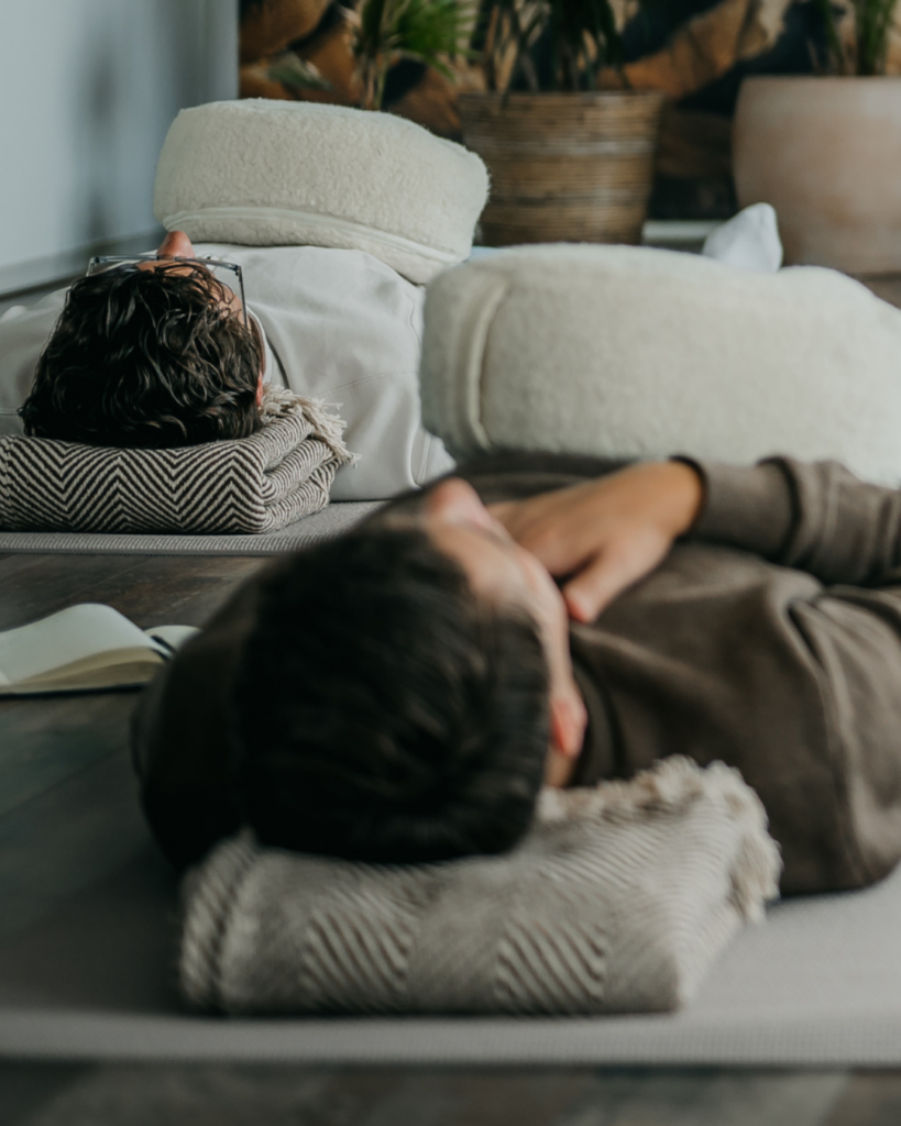 Chris Rauwendaal legt het verschil tussen koolstofmonoxide en koolstofdioxide uit tijdens een ademhalingssessie