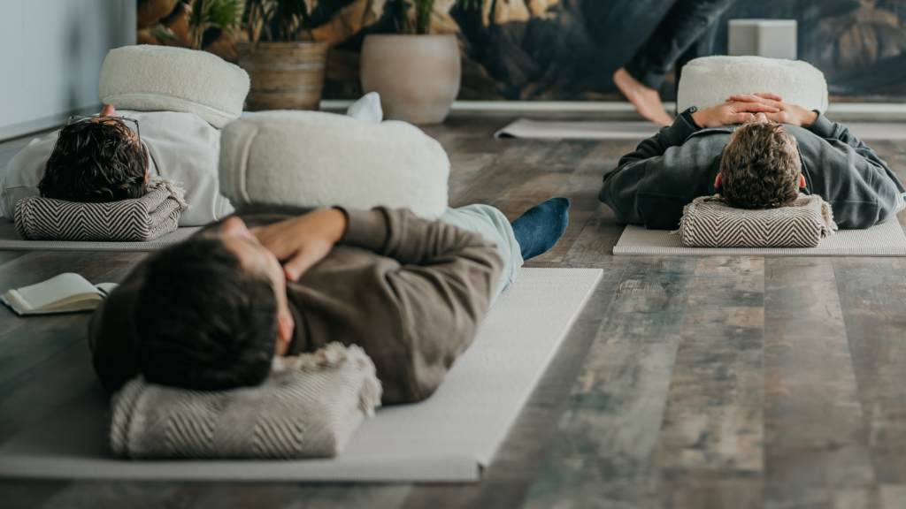 Chris Rauwendaal legt het verschil tussen koolstofmonoxide en koolstofdioxide uit tijdens een ademhalingssessie