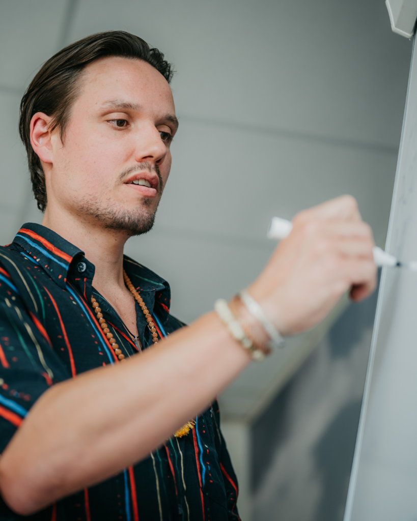 Chris Rauwendaal legt tijdens een ademsessie uit wat stikstofoxide doet in het lichaam – focus op de rol van neusademhaling voor ontspanning en gezondheid.