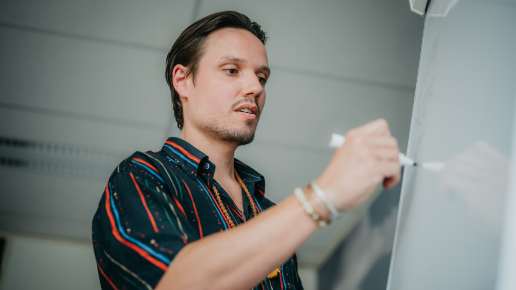 Chris Rauwendaal legt tijdens een ademsessie uit wat stikstofoxide doet in het lichaam – focus op de rol van neusademhaling voor ontspanning en gezondheid.