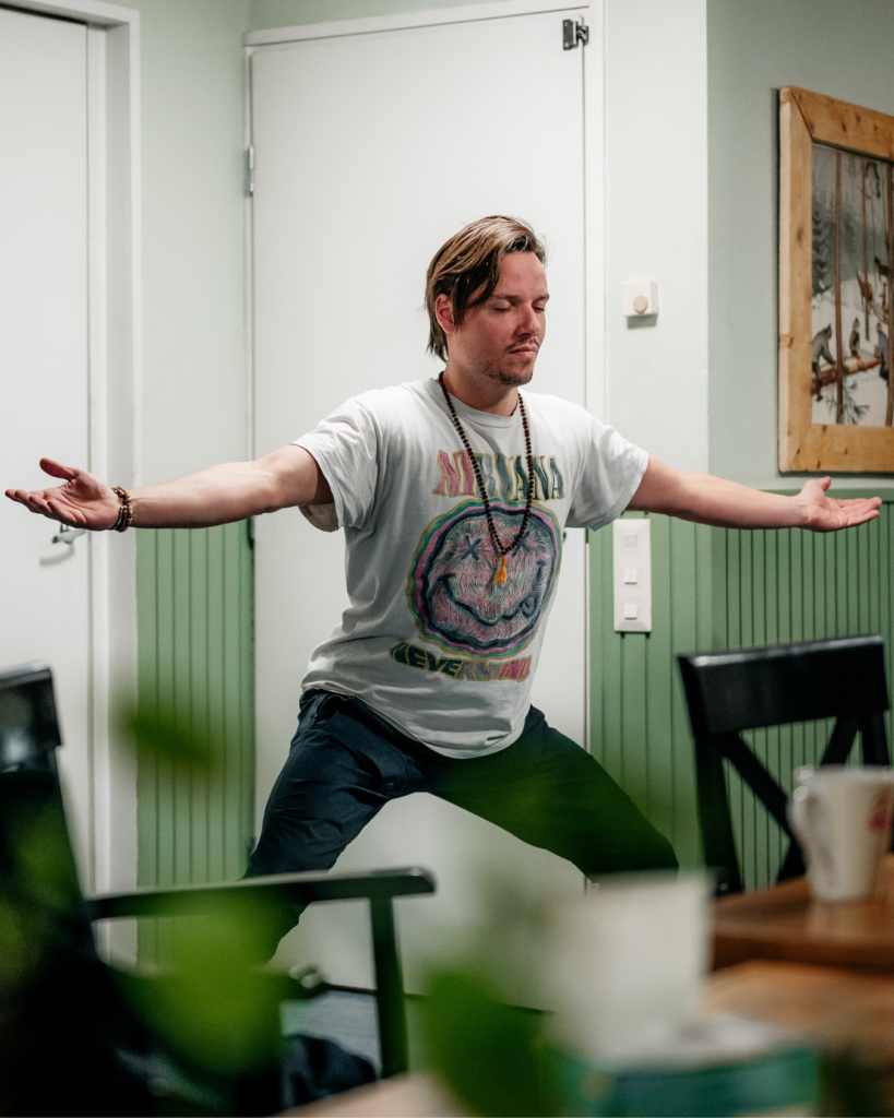 Chris Rauwendaal in staande ademhouding met gesloten ogen – beeld van bewustwording en correctie van ongezonde adempatronen.