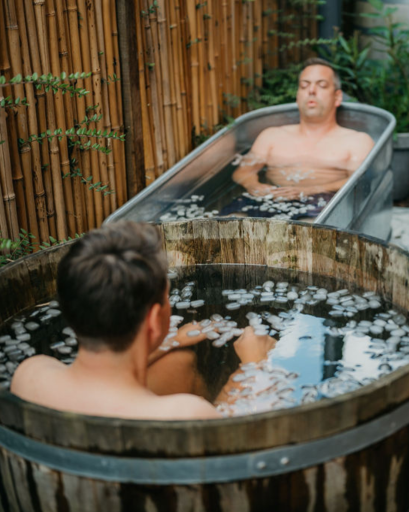 Twee mannen in ijsbaden – krachtige ervaring van koude training, ademhaling en mentale veerkracht.