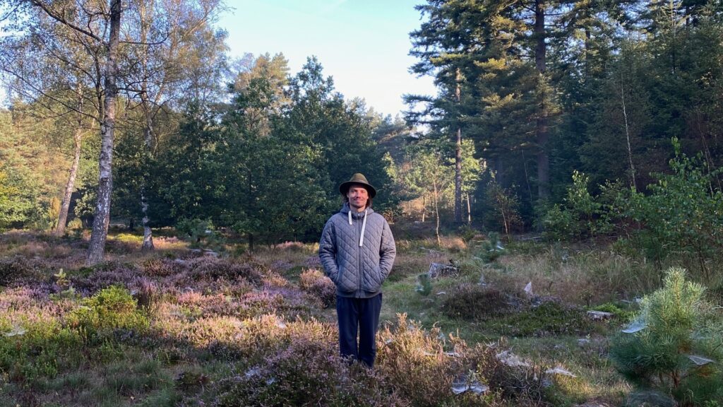Chris Rauwendaal in stilte in de natuur, met focus op bewuste neusademhaling – een krachtig moment van verlichting tijdens het hooikoortsseizoen.