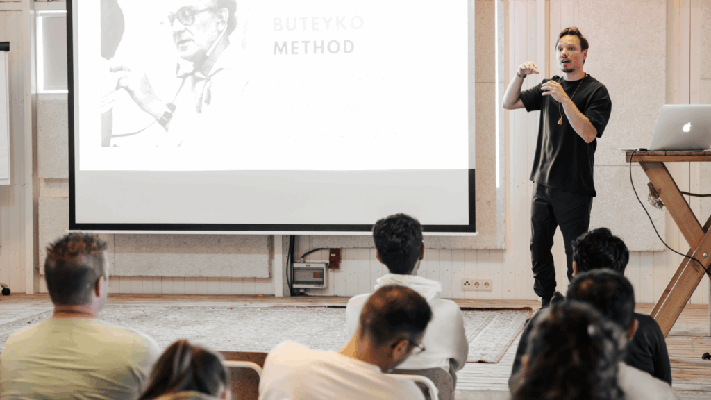 Chris Rauwendaal legt een groep ondernemers uit wat de relatie tussen hyperventilatie en koolstofdioxide is - en waarom de ademhaling sleutel is tot herstel.