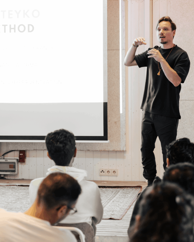 Chris Rauwendaal legt een groep ondernemers uit wat de relatie tussen hyperventilatie en koolstofdioxide is - en waarom de ademhaling sleutel is tot herstel.