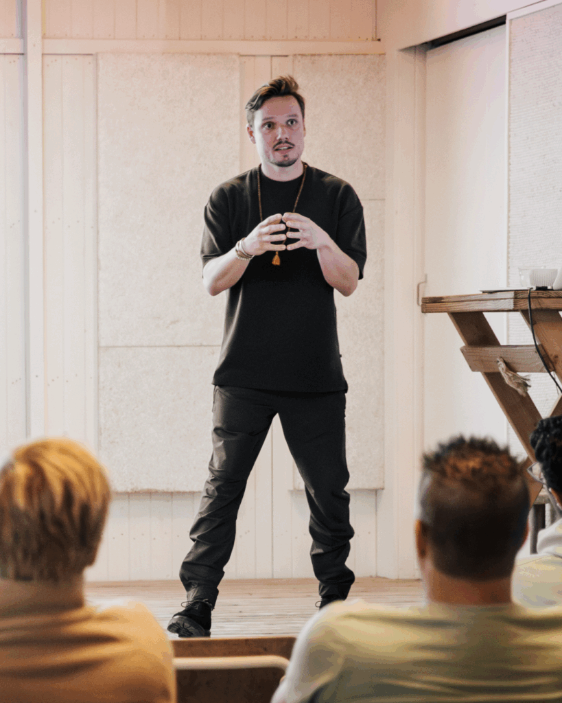 Chris Rauwendaal legt een groep ondernemers uit wat de gevolgen kunnen zijn van te veel koolstofdioxide in je bloed