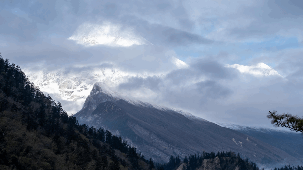 De mistige toppen van het Himalaya-gebergte in Nepal staan symbool voor koolstofdioxide in je lichaam: hoe het wordt geproduceerd en afgevoerd.