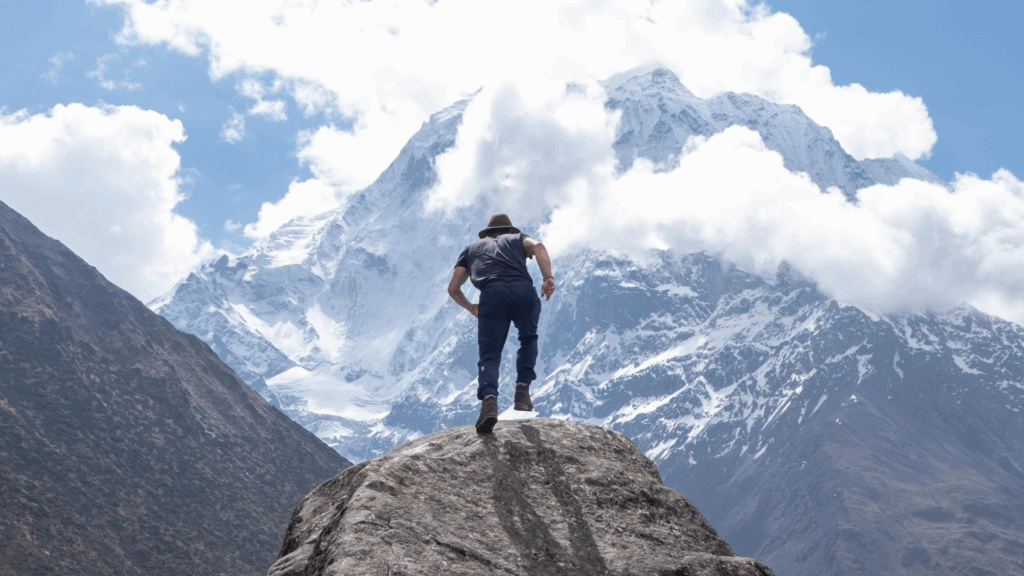 Chris Rauwendaal beklimt rennend een gigantisch rotsblok in de Himalaya – symbool voor kracht, ademcontrole en mentale focus in extreme omstandigheden. Hoe verlaat koolstofdioxide je lichaam bij ademhaling?