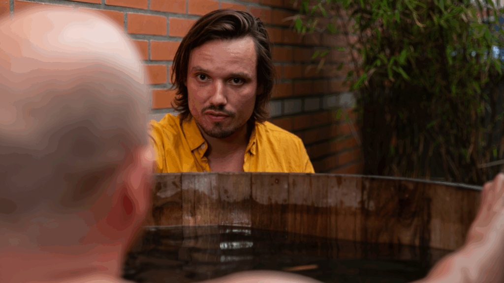 Chris Rauwendaal begeleidt een deelnemer in een ijsbad na het sporten – focus op ademhaling, herstel en mentale kracht tijdens koudetherapie.