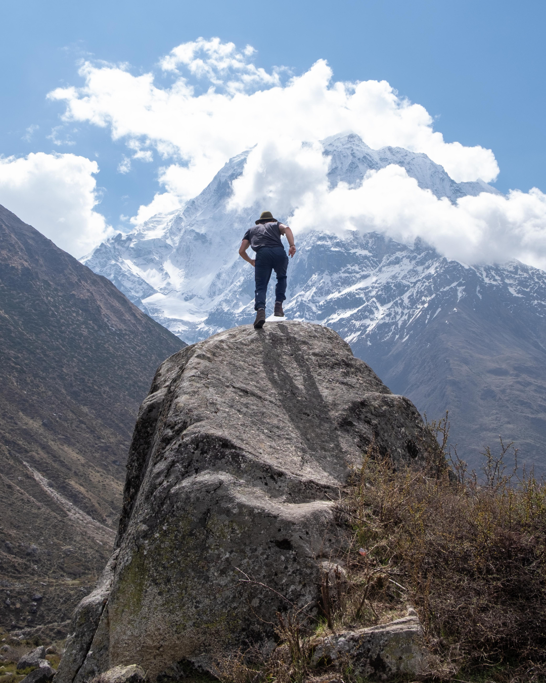 Chris Rauwendaal hakt een wak in het ijs tijdens een koude training om bruin vet te activeren en het lichaam te versterken in Fins Lapland.