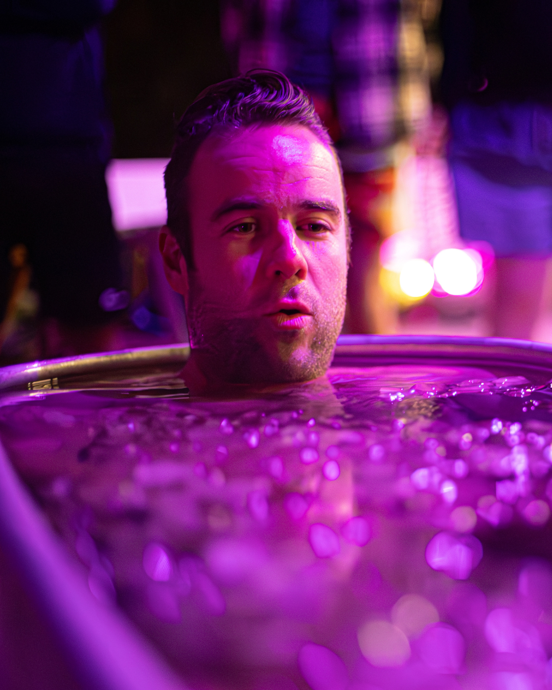 Chris Rauwendaal hakt een wak in het ijs tijdens een koude training om bruin vet te activeren en het lichaam te versterken in Fins Lapland.