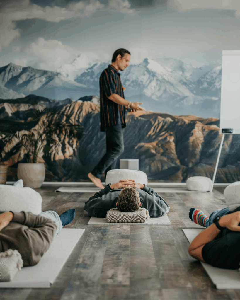 Chris begeleidt medewerkers van een bedrijf tijdens een persoonlijke ademsessie – een moment van diepe rust, verbondenheid en kracht in het kader van het Adem Abonnement.