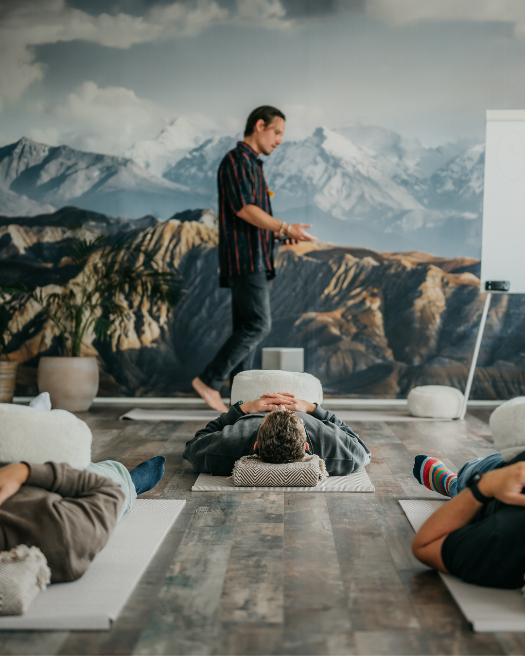 Chris begeleidt medewerkers van een bedrijf tijdens een persoonlijke ademsessie – een moment van diepe rust, verbondenheid en kracht in het kader van het Adem Abonnement.