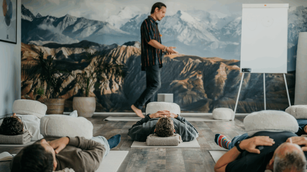 Chris begeleidt medewerkers van een bedrijf tijdens een persoonlijke ademsessie – een moment van diepe rust, verbondenheid en kracht in het kader van het Adem Abonnement.