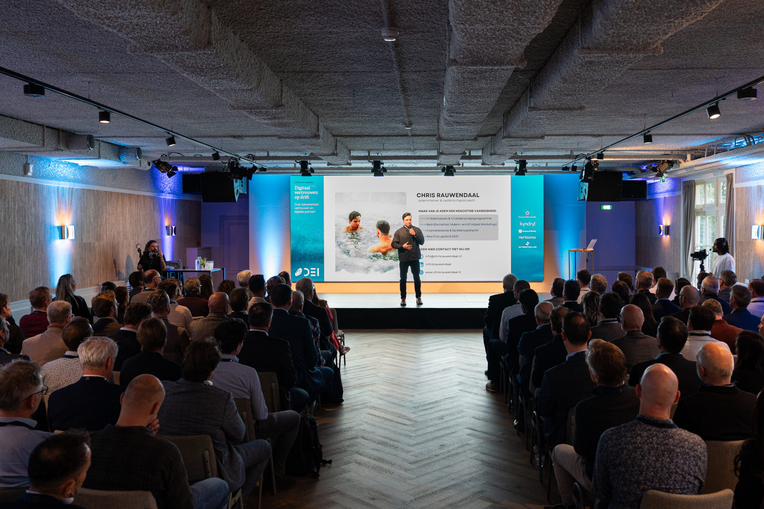 Chris Rauwendaal geeft een presentatie over ademhaling en vitaliteit tijdens een business congres
